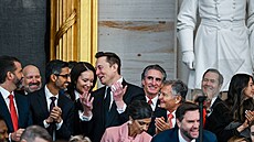 Trump�v nominant na ministra vnitra Doug Burgum (vzadu vpravo) b�hem inaugurace...