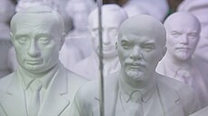 Busty ruského prezidenta Vladimira Putina a komunistického v�dce Vladimira...