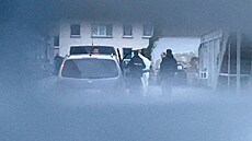 Policie odvádí afghánského migranta Enamullaha O., který v bavorském m�st�...