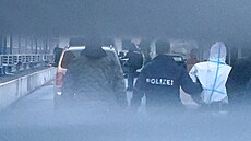 Policie odvádí afghánského migranta Enamullaha O., který v bavorském m�st�...