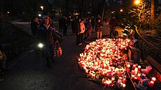 Pietní shromá�d�ní pro ob�ti útoku afghánského migranta v bavorském...