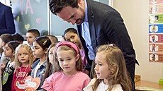 Vídeský radní pro kolství Christoph Wiederkehrse úastní s prváky zaátku...