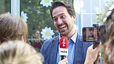 Vídeský radní pro kolství Christoph Wiederkehrse úastní s prváky zaátku...