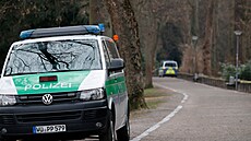 V parku v n�meckém Aschaffenburgu zabil úto�ník no�em dosp�lého mu�e a batole....