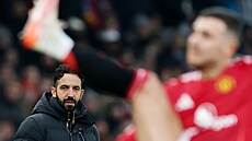 Rúben Amorim, trenér fotbalist� Manchesteru United, sleduje výkon svých...
