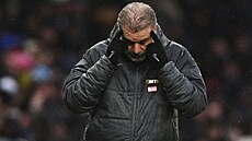 Ange Postecoglou, trenér fotbalist Tottenhamu, vstebává dalí poráku.