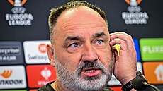 Slávistický trenér Jind�ich Trpi�ovský odpovídá na dotazy médií p�ed utkáním...