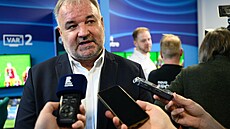 éf fotbalové ligy Tomá Bárta mluví s novinái v centrále VAR v praské Michli.