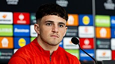 Slávistický záloník Christos Zafeiris odpovídá novinám na tiskové konferenci...