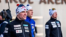 Michal Kr�má� sleduje záv�r mu�ské �tafety v Anterselv�.