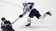 Neal Pionk vysílá vít�znou st�elu.