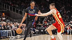 Vít Krej�í brání Ausara Thompsona.