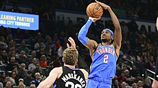 Shai Gilgeous-Alexander st�ílí p�es Lauriho Markkanena.