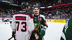 Michal Morav�ík si podává ruku s Davidem Tomá�kem.