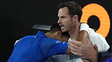 Novak Djokovi v objetí s trenérem Andym Murraym po úspchu ve tvrtfinále...