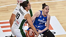 Eli�ka Hamzová v souboji o mí� s Iyanou Carrionovou.