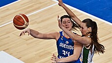 Emma �echová se sna�í pokrýt p�ihrávku Marielly Fasoulaové.