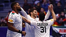 Portugal�tí hrá�i se radují z postupu do �tvrtfinále.
