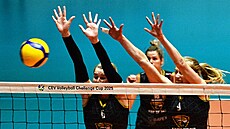 Volejbalistky brnnských elem. Zleva Vendula Straková, Pavla mídová a Vra...