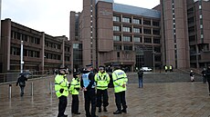 Britská policie steí budovu soudu v Liverpoolu, který projednává pípad...