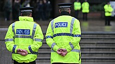 Britská policie steí budovu soudu v Liverpoolu, který projednává pípad...