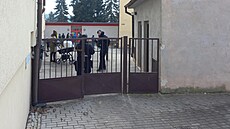 Rodi�e si vyzvedávají d�ti ze �koly.