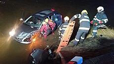 Auto u Do�ova sjelo do rybníka.