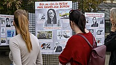 Venkovní výstava Putinova klec odkrývá deset p�íb�h� odsouzených v Rusku, které...