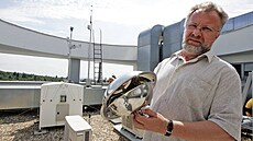 Ivan Holoubek byl jedním ze zakladatel� centra Recetox spadajícího pod Masarykovu univerzitu, které se zabývá environmentálními a zdravotními riziky souvisejícími s chemickými látkami.