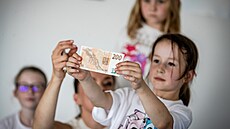 D�ti se v Jind�ichov� Hradci u�í hravou formou, jak nakládat s pen�zi. A na co...