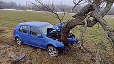 �idi�ka Volkswagenu Golf u Kv�tné na Svitavsku nezvládla �ízení, sjela ze...