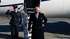 Britský král Karel III. na leti�ti v Krakow�. Jede na pietní akt k 80. výro�í...