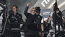 Majitel eckého PAOKu Ivan Savvidis slaví s hrái zisk titulu.
