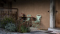 Zápra�í domu s klidným posezením, s kvetoucími trvalkami a bylinkami doslova u...