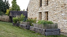 Produk�n� vyv��en� z�hony, kter� jsou pro rodinu zdrojem zeleniny i bylinek. 