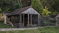 �Silenc�rium�. Vpravo kovov� br�na odd�luj�c� u�itkovou ��st zahrady. Detaily...