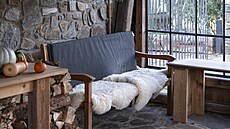 Nahl�dnut� do �silenc�ria�. Za oknem je vid�t detail kovov� br�ny.