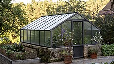 Velk� d�raz tu kladou na p�stov�n� bylinek, kter� krom� u�itkov�ch z�hon�...