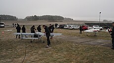 Dron, který slou�í k �í�ení mobilního signálu na leti�ti v Písku.