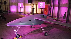Dron, který slou�í k �í�ení mobilního signálu na leti�ti v Písku.