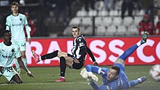 Slávistický branká Ale Mandous se marn natahuje po stele Jannise...