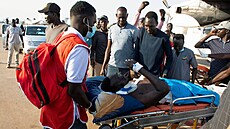 Pracovníci jihosúdánského �erveného k�í�e po leteckém ne�t�stí v Ji�ním Súdánu....