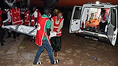 Pracovníci jihosúdánského �erveného k�í�e po leteckém ne�t�stí v Ji�ním Súdánu....