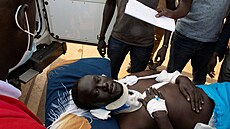 Záchraná�i zachra�ují zran�né p�i leteckém ne�t�stí v Ji�ním Súdánu. (29. ledna...