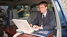 Bill Gates demonstruje program Microsoft Windows 95 ze svého automobilu ped...