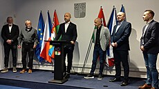 Setkání zástupc� Motoru, Jiho�eského kraje a Táboru. U �e�nického pultíku �éf...