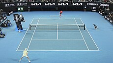 Fanou�ci v Aren� Roda Lavera sledují finále Australian Open mezi Jannikem...