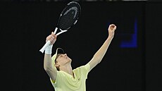 Jannik Sinner se raduje z vít�zství ve finále Australian Open.