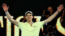 Jannik Sinner se raduje z vít�zství ve finále Australian Open.