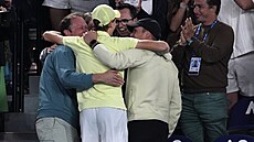 Jannik Sinner slaví se svými blýzkými titul na Australian Open.
